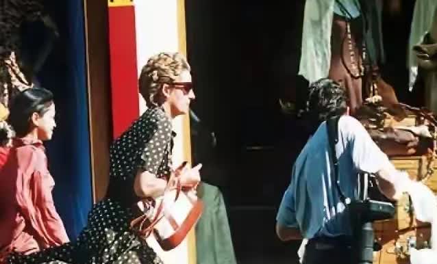 离婚后的戴安娜，过得是真的“一地鸡毛”为何？因为没有王妃的身份，媒体变得是肆
