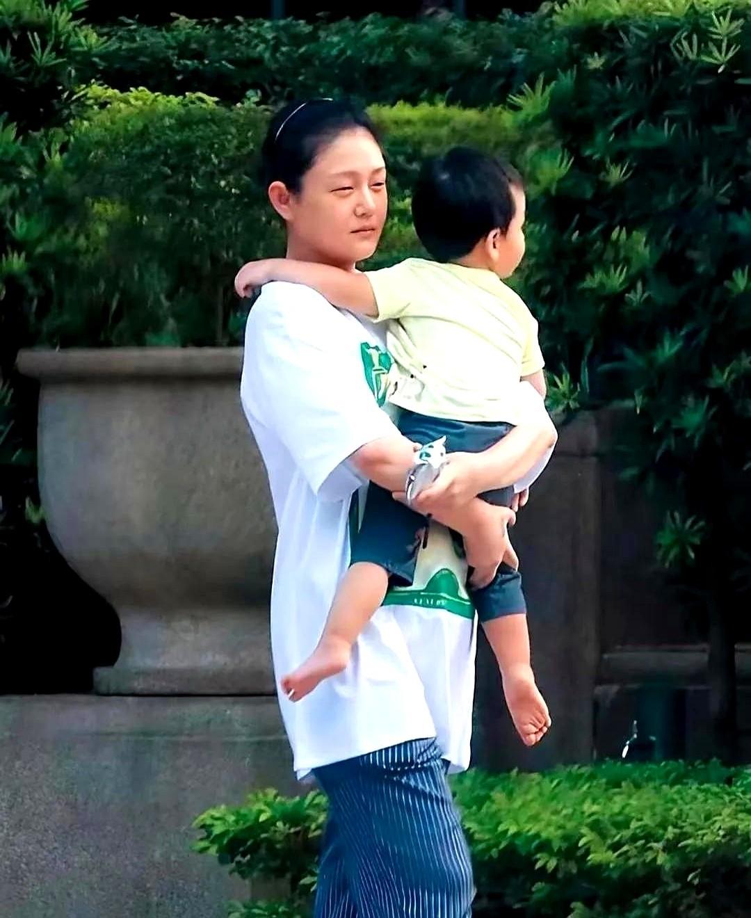 这谣言编的也太没良心了！现在网上吵翻了，有人说大S离婚后光跟具俊晔谈恋爱，对