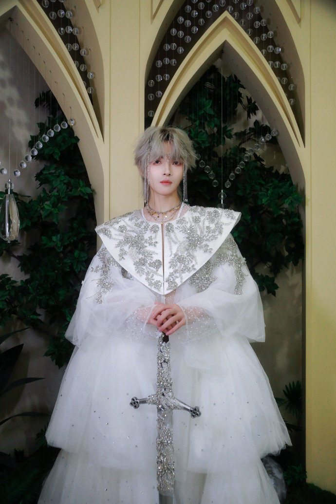 猫猫荣耀圣光红毯造型LGD全员白色造型猫猫的造型一整个就很惊艳期待红毯和平精英职