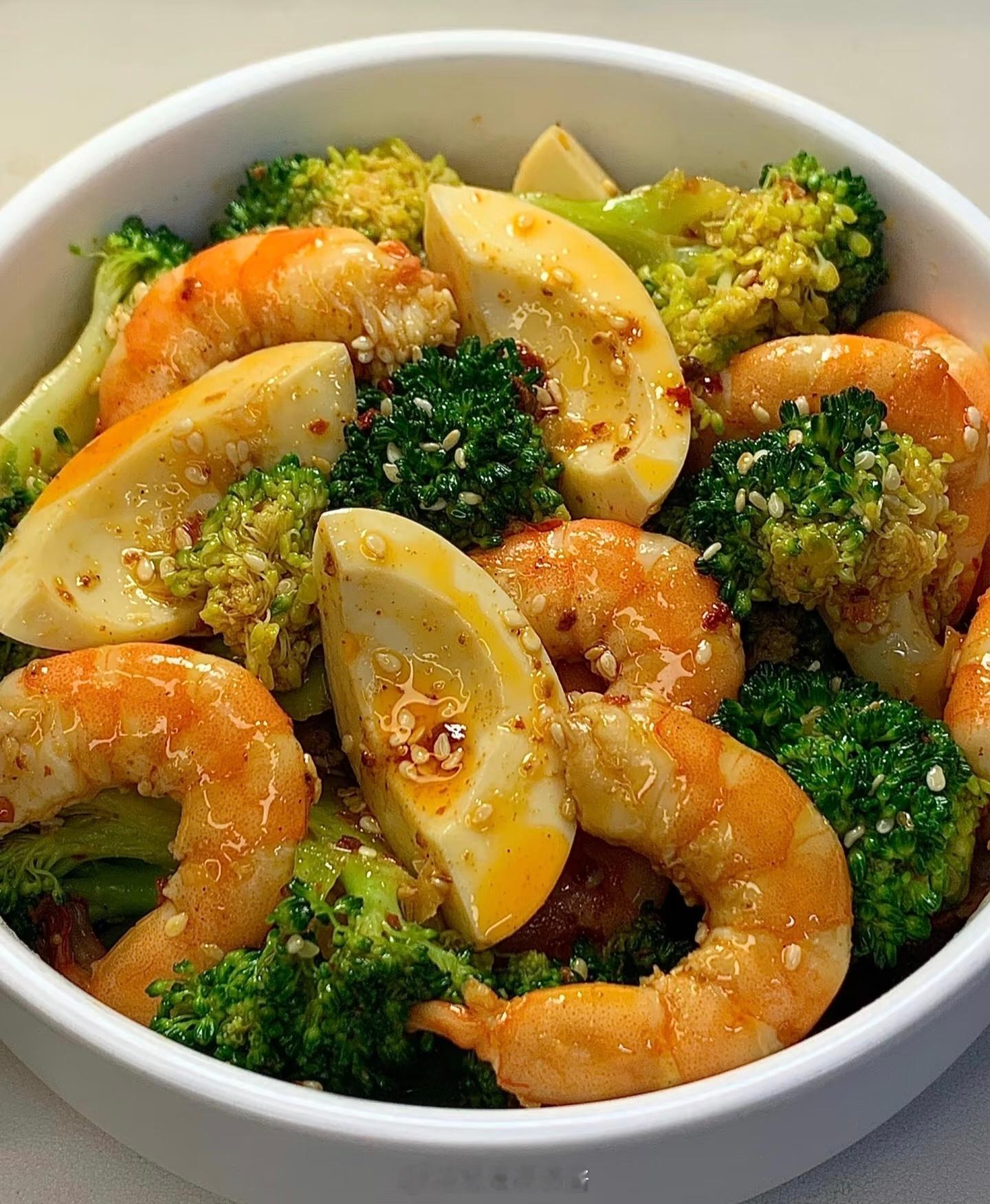 冬天减脂太难了，找到了一个超赞的减脂餐，西兰花🥦➕虾仁➕白煮蛋代替晚餐保持每周