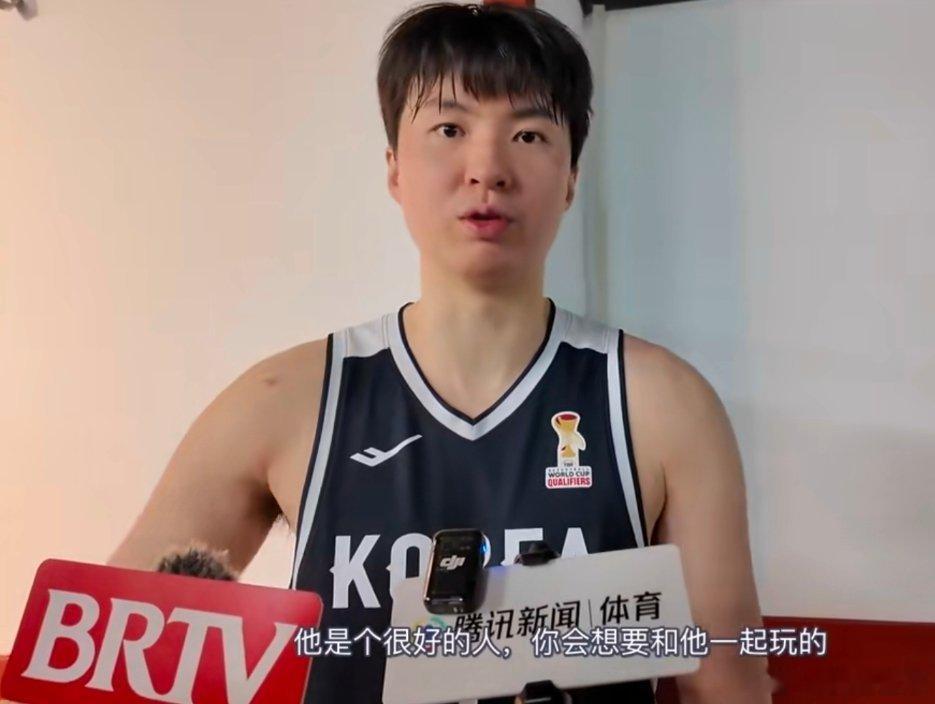 韩国队核心李贤重赛后采访提到了之前在开拓者夏联时期的队友崔永熙“我非常想念他，我