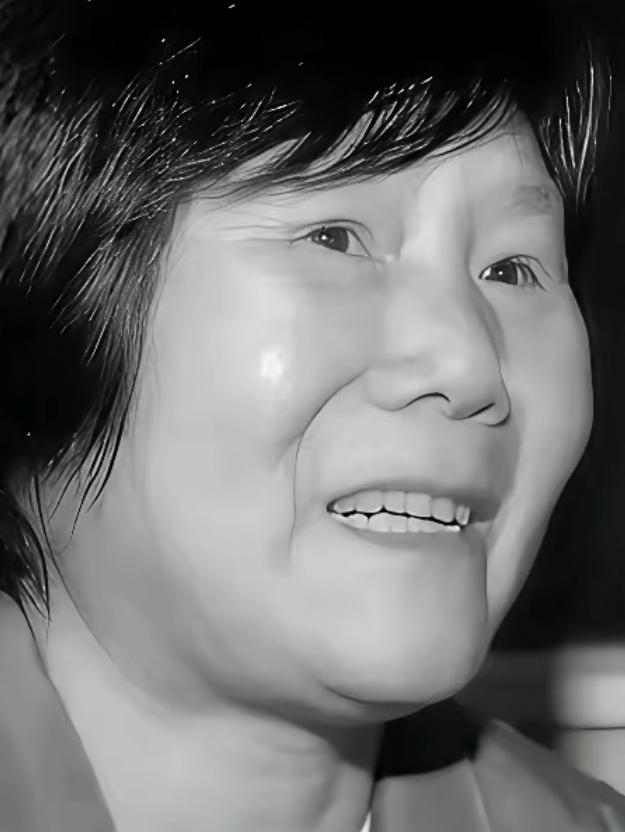 1975年，湖北神农架附近，几名妇女正在田里挖洋芋，一位女孩因为内急，匆匆跑去树