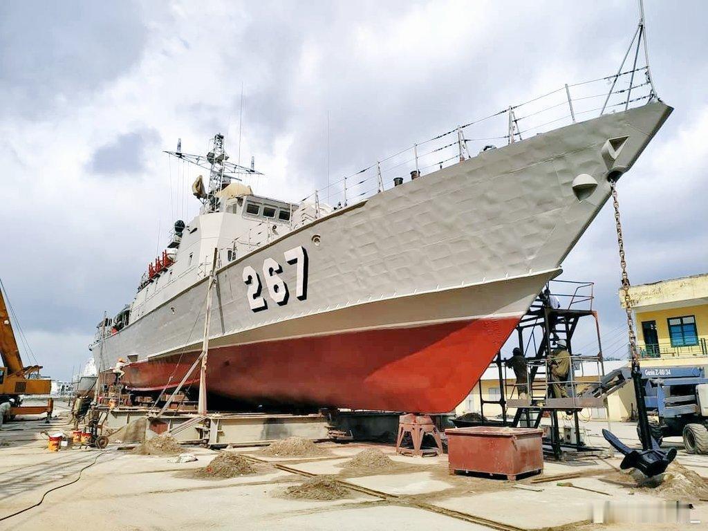 越军海军的俄制10412型“萤火虫”级轻护巡逻艇在船厂维保，该型巡逻艇由俄罗斯“