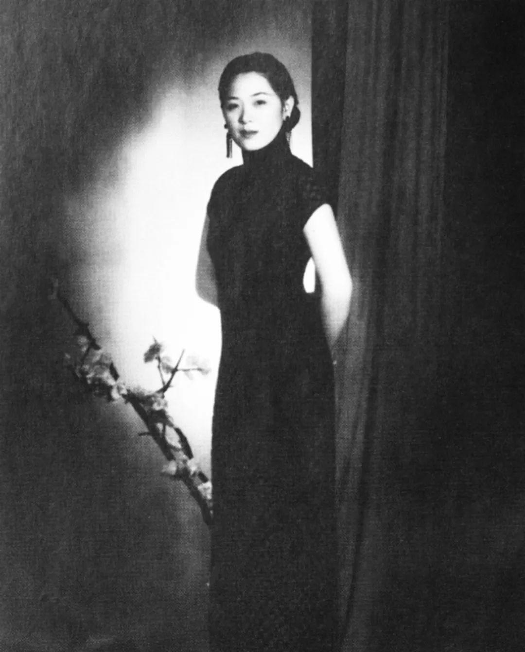 1935年，年轻貌美的弹唱艺人潘素苦苦哀求37岁的张伯驹：“带我走吧，我是清白之