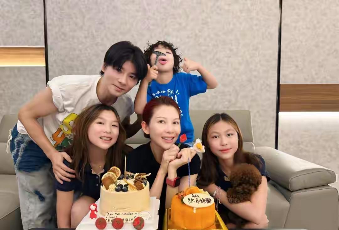 蔡少芬迎来51岁生日，一家五口家中庆生，家庭氛围感温馨又幸福！蔡少芬这一家真是