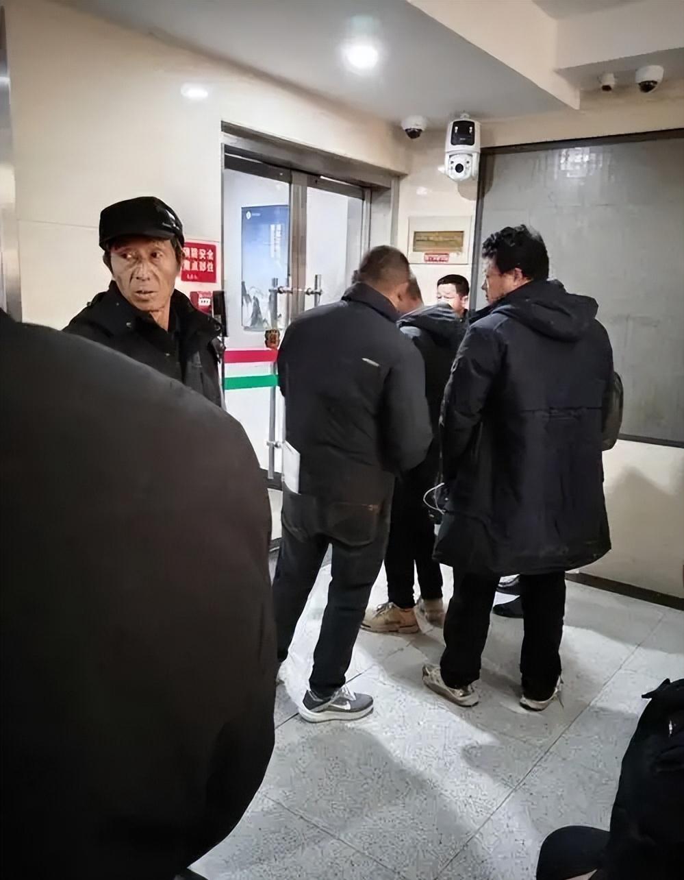 “付了2400万工钱，工人却还在讨薪？”上海，6名工人干完活，却一分钱没拿到。他