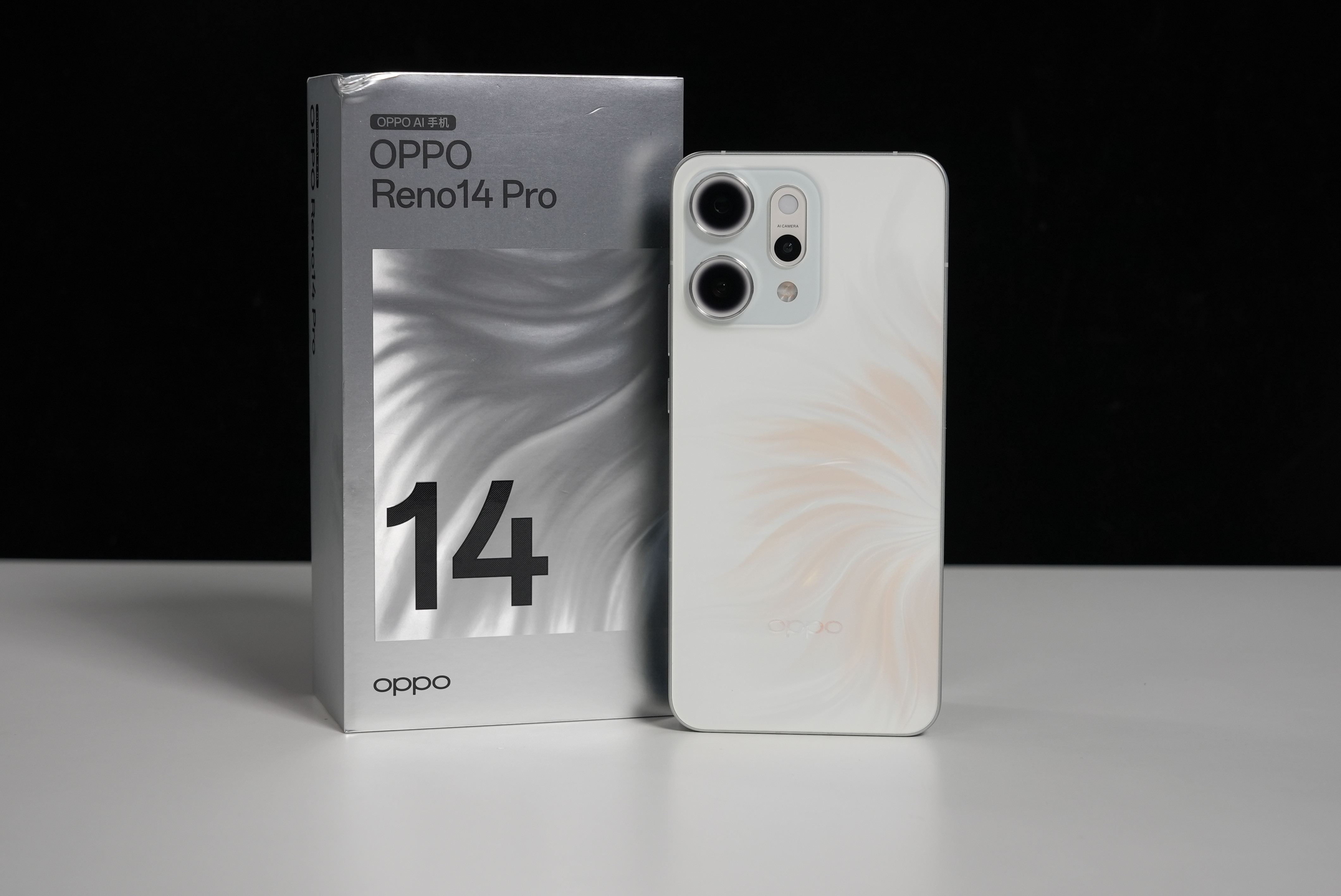 OPPOReno14Pro人鱼姬配色这个新配色采用了流光幻影工艺