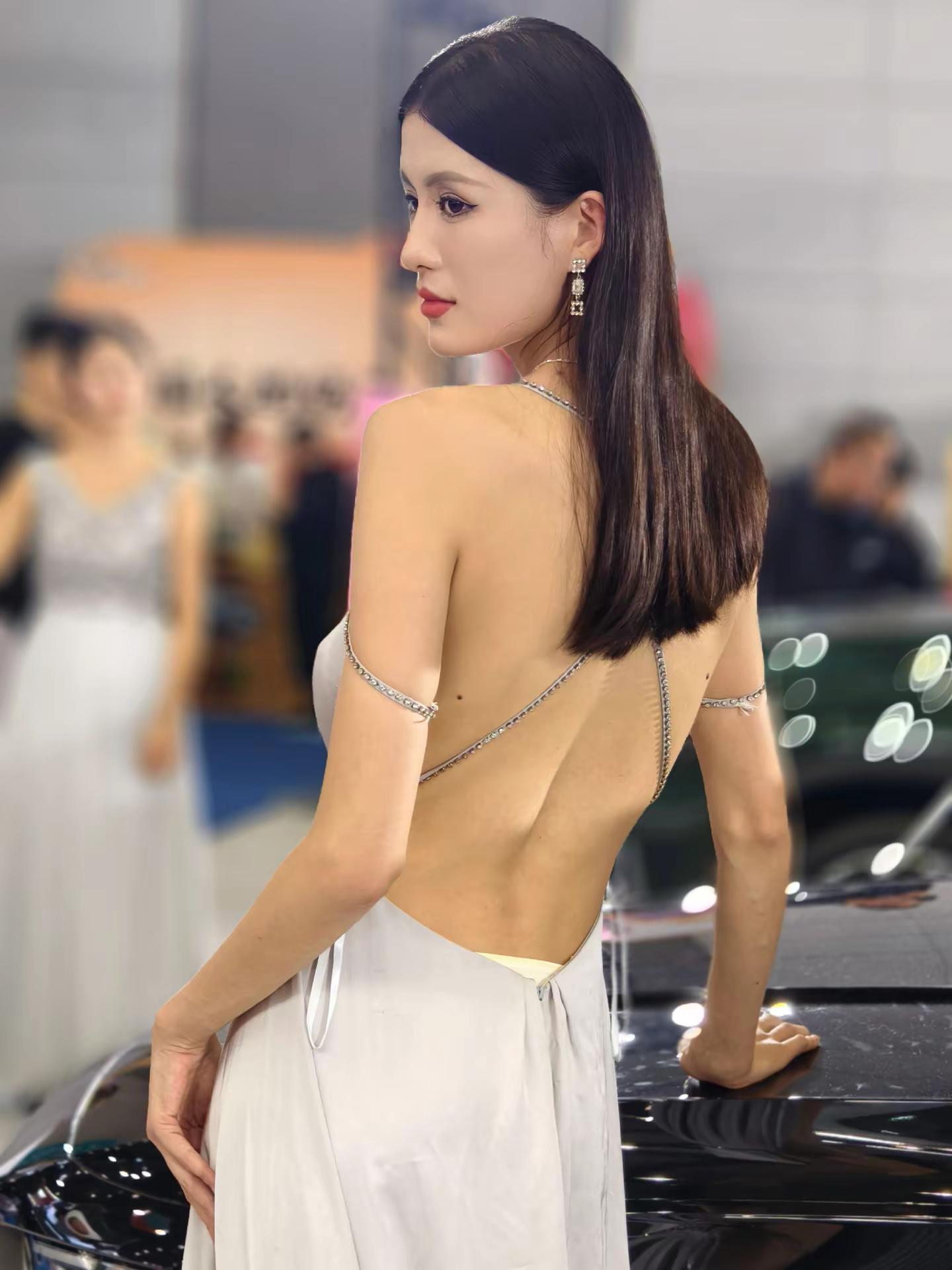 美女好看的小姐姐车展现场优雅气质<!--{img:0}-...