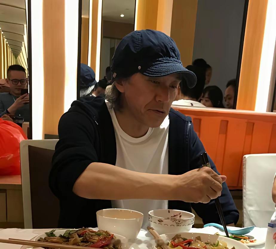 周星驰和朋友聚餐吃饭，他的面容看起来苍老憔悴了不少，头发花白，老人感好重啊！年龄