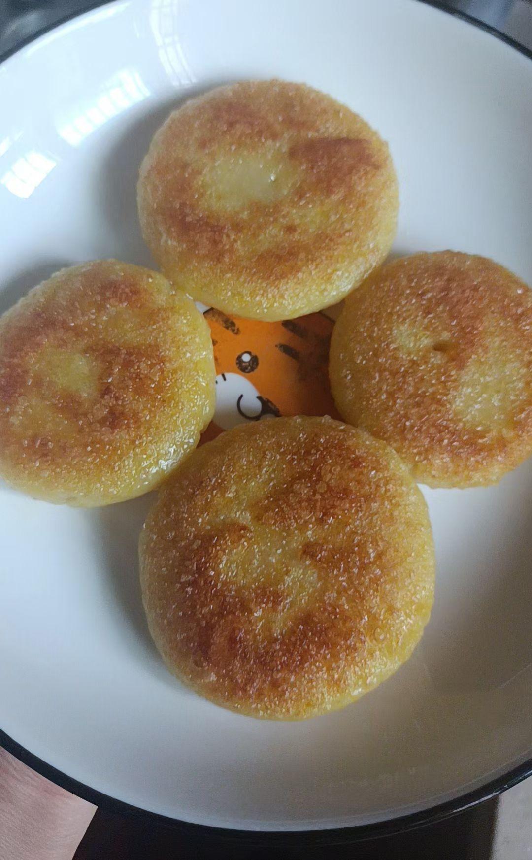 南瓜饼，比头几次做的好。南瓜饼小吃