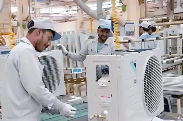 你敢信？2026年最离谱的风景不是新德里街头45℃下裸睡的民众，而是印度官媒高调