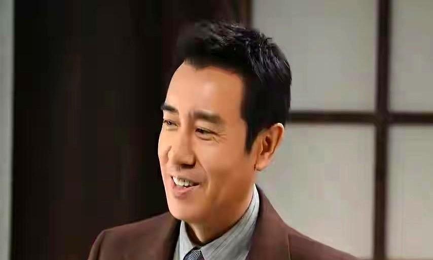 杜淳那部压了五年的谍战剧《隐锋》昨晚在央视八套开播了，刚播两集就抓住观众眼球。这