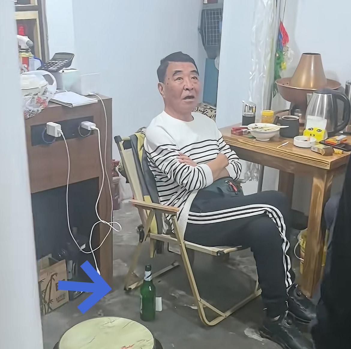 被追债百万的老戏骨王双宝近况有点“惨”！独自坐在饭店内，店内杂乱不堪，架子上摆