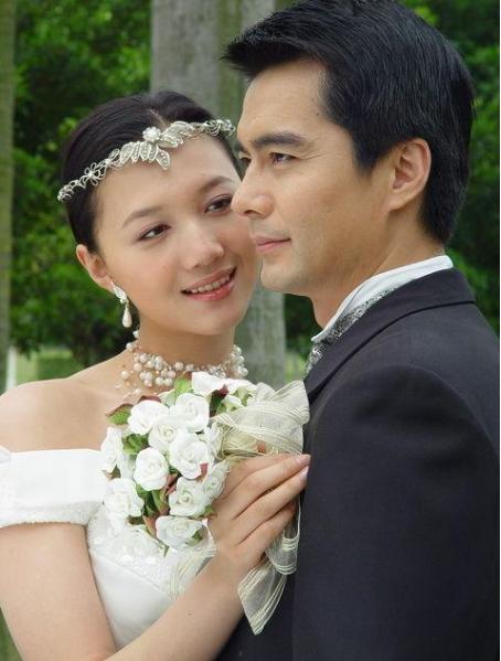 许亚军和穿婚纱的女星，她们都好美。当男星眼福不浅，什么样的大美人都能亲眼目睹。