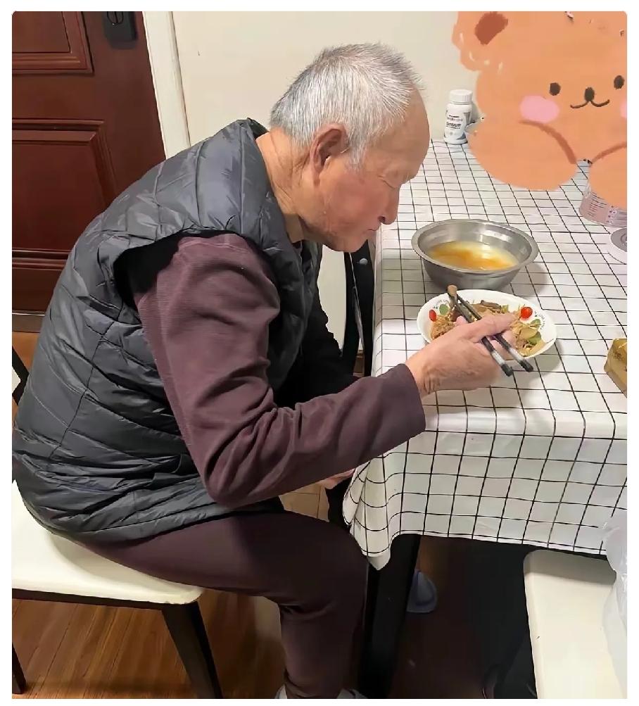 我爷爷今年95了，身体硬朗没三高。昨天吃饭的时候人走了，说走就走了。早上还自