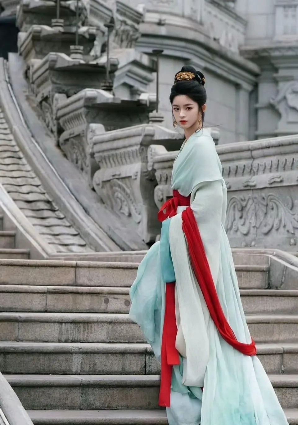 真正的大女主气场脸生得周正大气，自带一种干净又神性的高级美感。