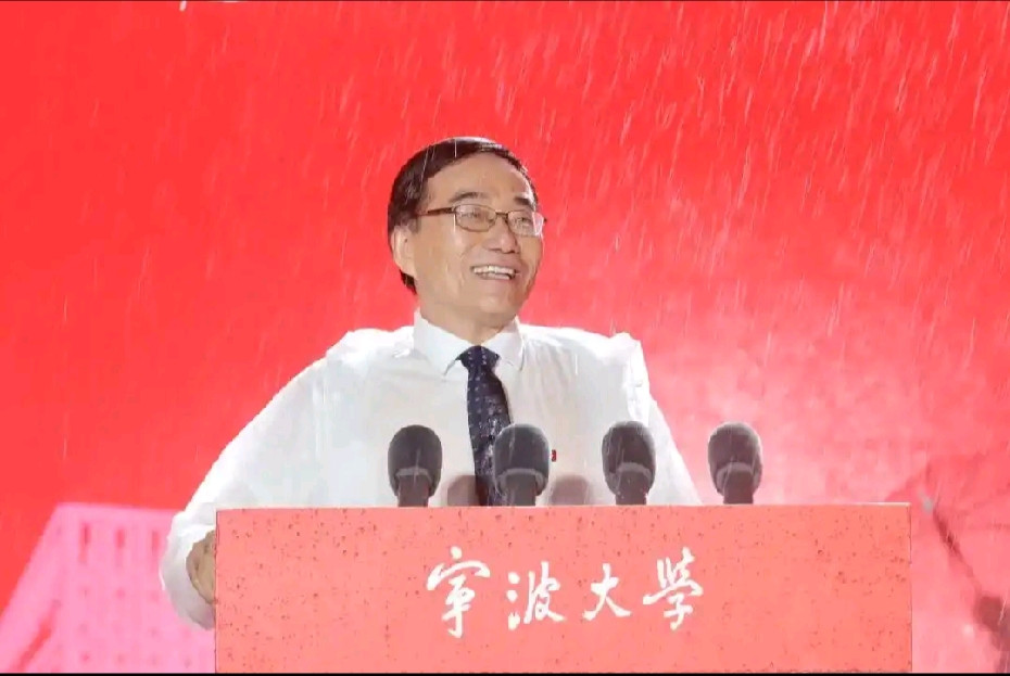 分享我这周有趣的事：校长把三千字稿子塞回了口袋那天晚上宁波的雨，下得一点面子都不给。我表弟今年刚考上