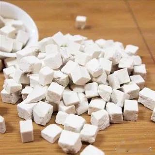 茯苓：从功效到吃法的全方位指南，这些注意事项要牢记茯苓是中药里的“常客”，