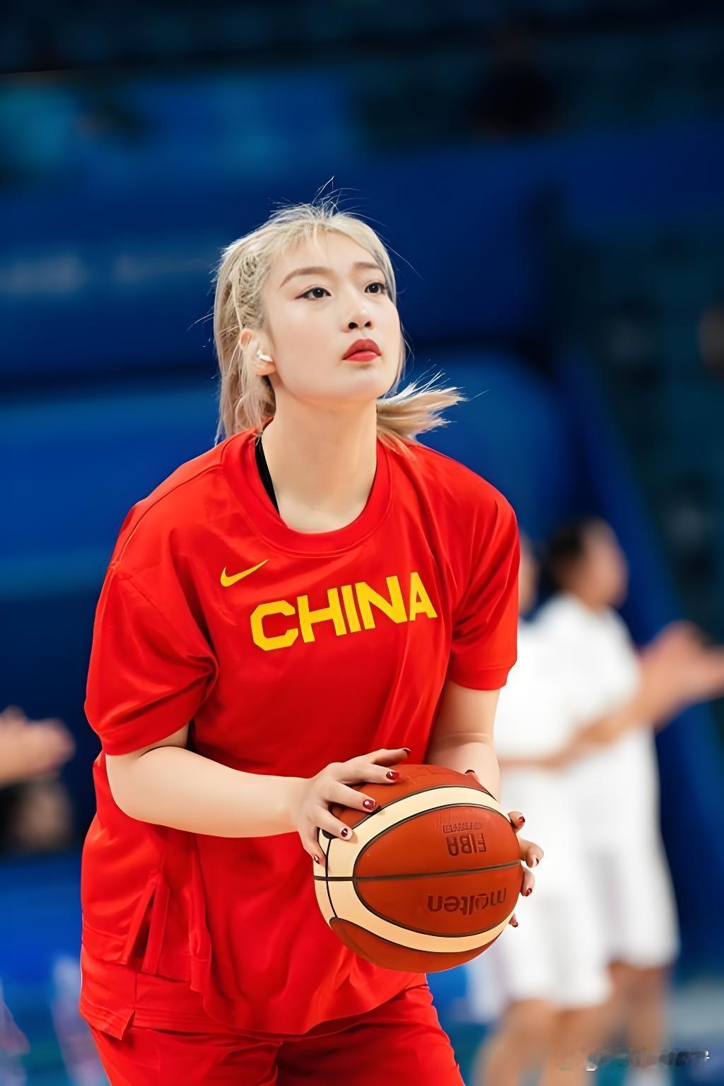 颜值与实力双封神！中国女篮十大美女球员，个个惊艳赛场美到犯规提起...
