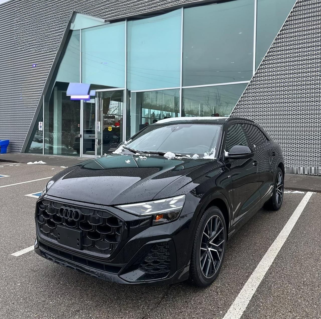 什么人在买Q8不能说完全相同，只能说一模一样，内饰照抄Q7，外观却像大号Q3，