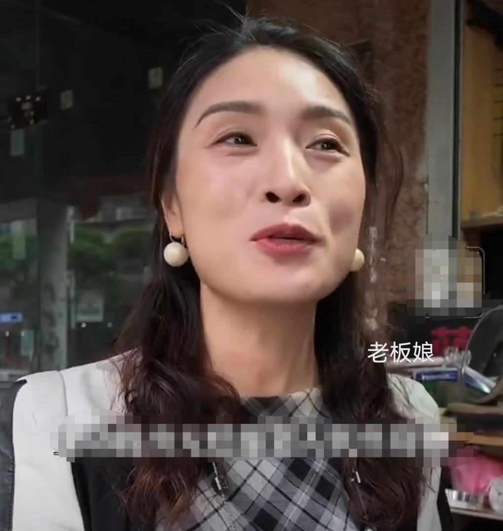 大爷屡次绕开文具店，老板娘追上去拦人，看完心里五味杂陈四川隆昌街头，一位老