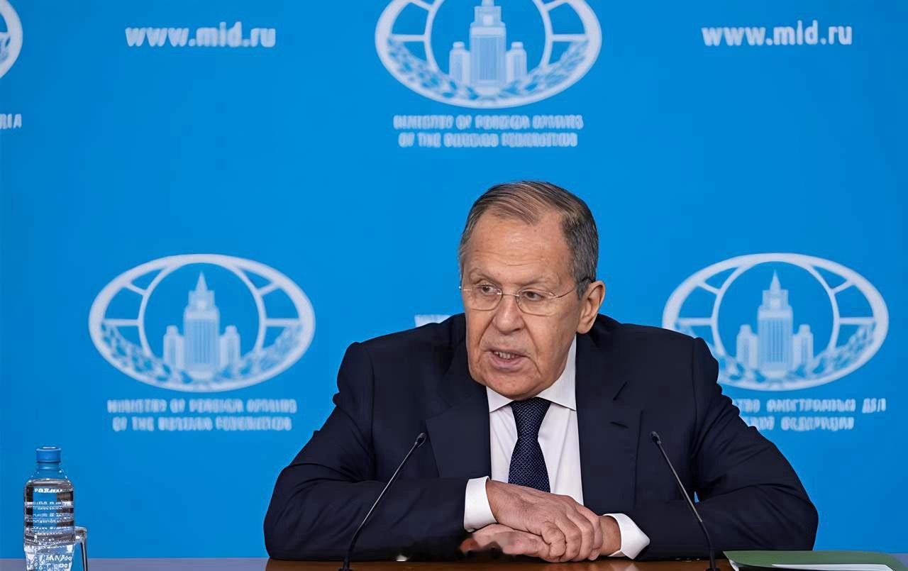 今天看到拉夫罗夫的表态，直冒冷汗。“与西方共存已成过往”，他直接甩出“公然宣战”