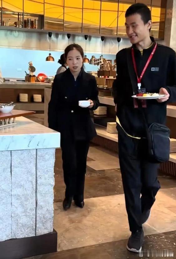 破防了！韦东奕现身崇礼酒店吃自助餐，面对满桌丰盛美食却只挑青菜豆腐喝凉白开，北大