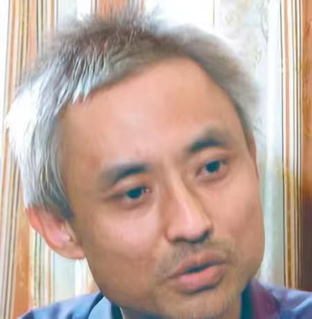 李久明是个警察，却因为跟一个杀人犯体型有点像，被当成凶手抓了起来。他挨了电击、被