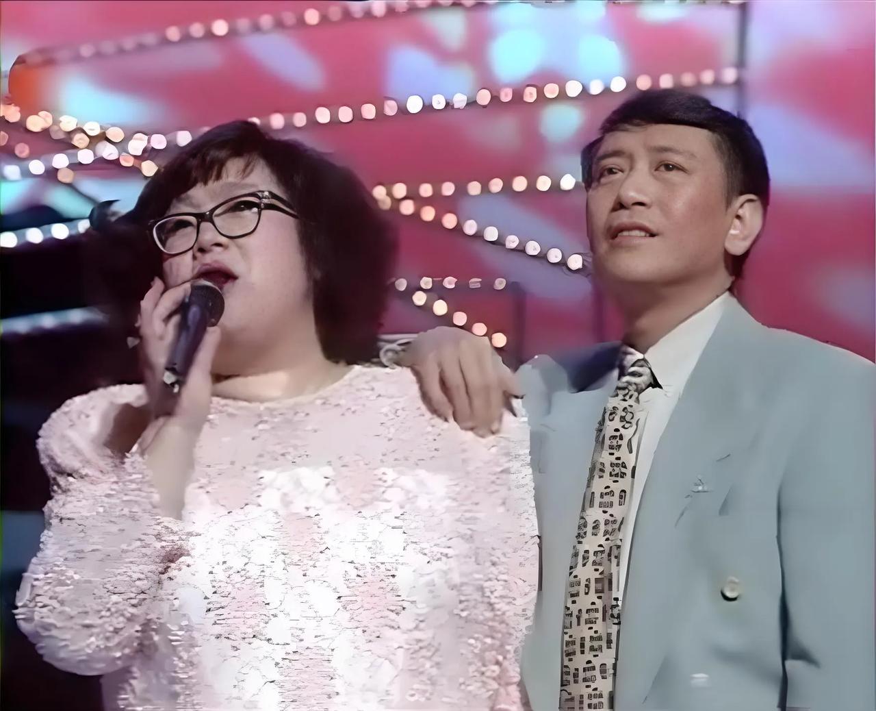 80年代，罗文和“肥肥”沈殿霞同框，一张珍贵的合影，两人关系不错，可惜造化弄人，