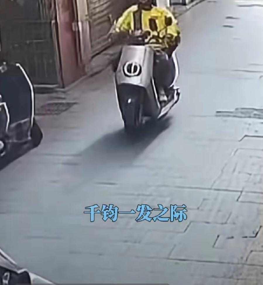 1月14日，深圳一名男孩儿在路边奔跑时突然摔倒，恰逢一辆货车启动，因货车驾驶位较