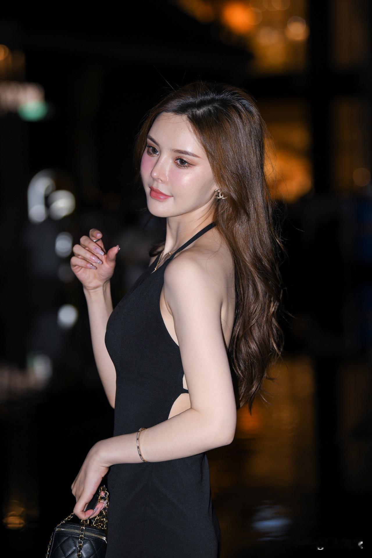 黑色长裙魅力女神神！这皮肤怎么这么好！没有天理了啊！街拍分享街拍小姐姐分享街