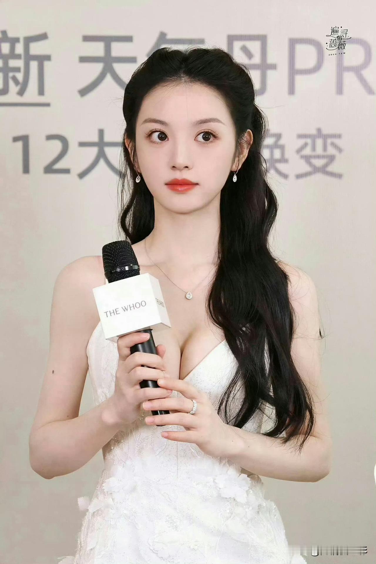 田曦薇如今的热度属实夸张，仅仅一个露额头的话题就能刷屏数日，接连霸占数个热搜。面