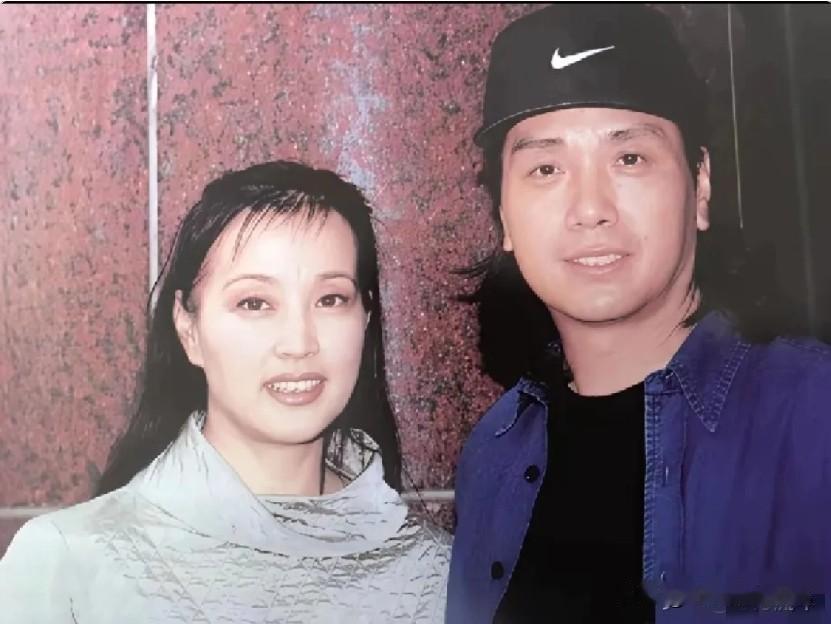 图中是刘晓庆与香港演员伍卫国的合影，拍摄于九十年代。伍卫国被称为香港版贾宝玉，气