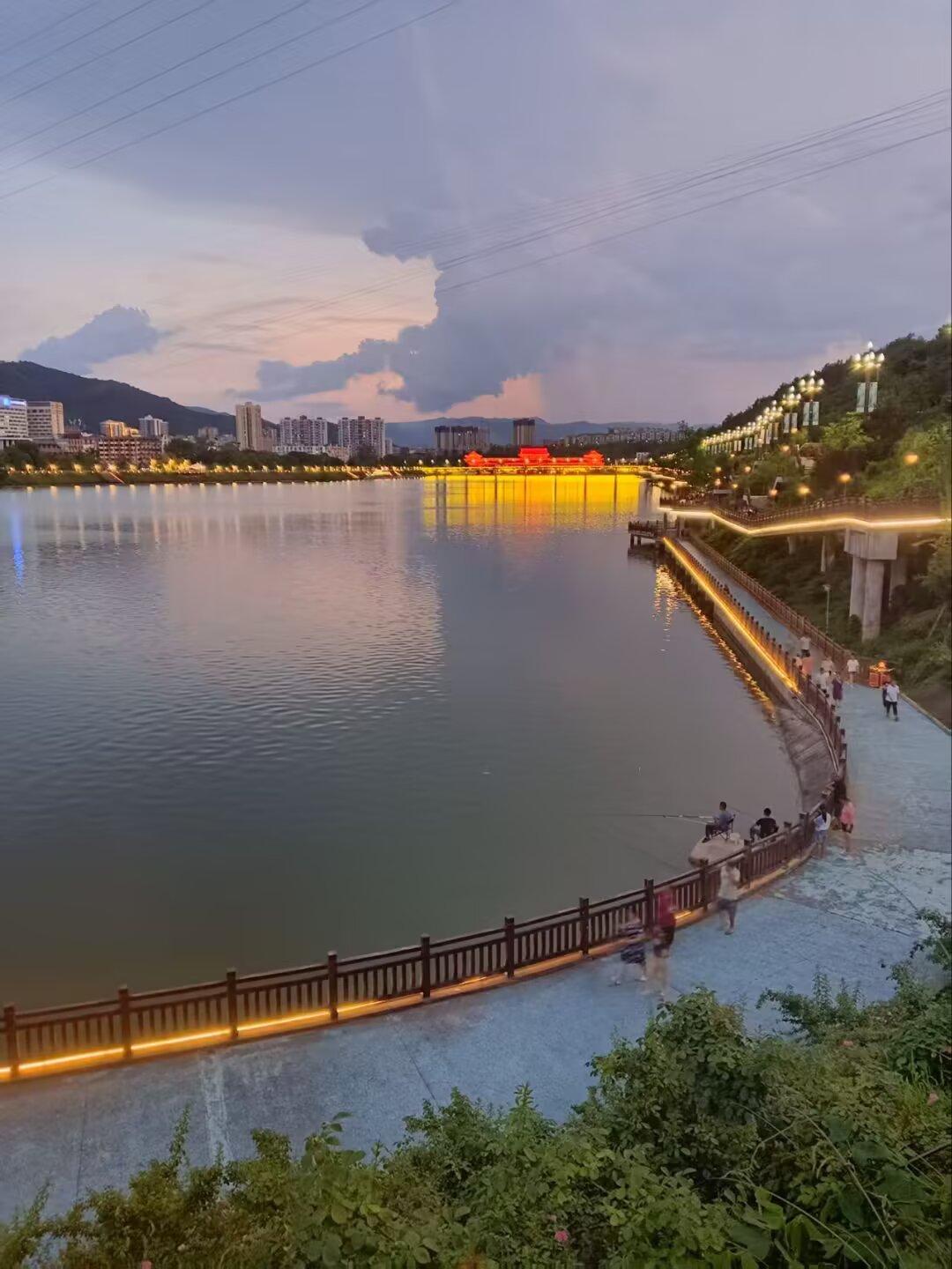 重庆避暑胜地石柱黄水镇解释今早黄水镇朋友发给我黄水昨晚图片和视频我看了还真不错