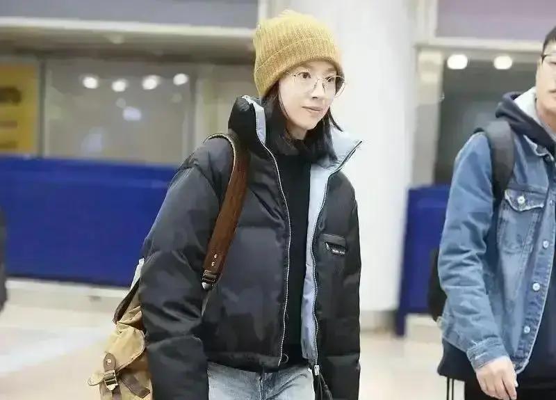 1.3万人抢的羽绒服没logo一件纯色羽绒外套，在直播间3秒卖空。没商标，