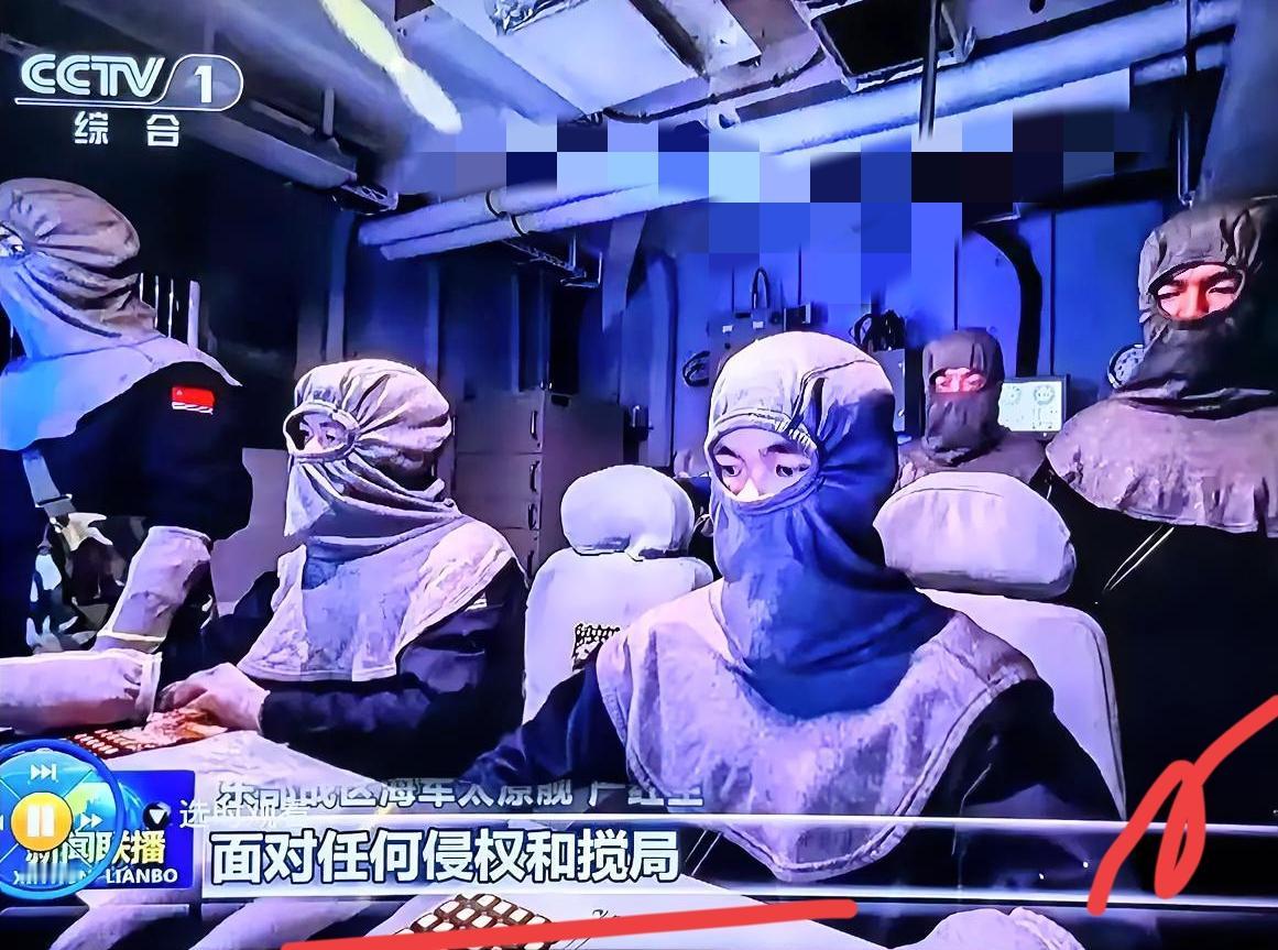 不懂就问，此次军演中的着装怎么不普通？不像是平时常规的那种，尤其是这一套面罩