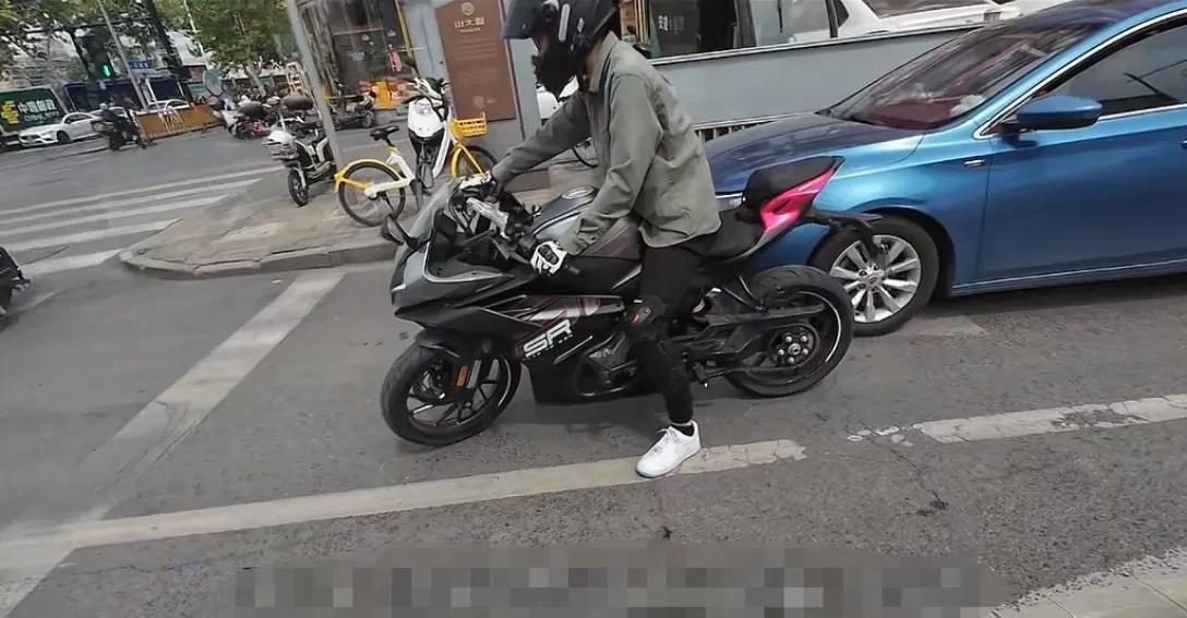 济南不禁摩，而且有规定摩托车上路行驶必须走最右侧车道，这就会产生一个现象:如果直