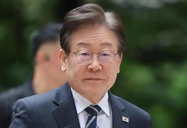 李在明，真是老狐狸中的老狐狸。特朗普要求韩国给美军掏出100亿军费，顺便帮助美国