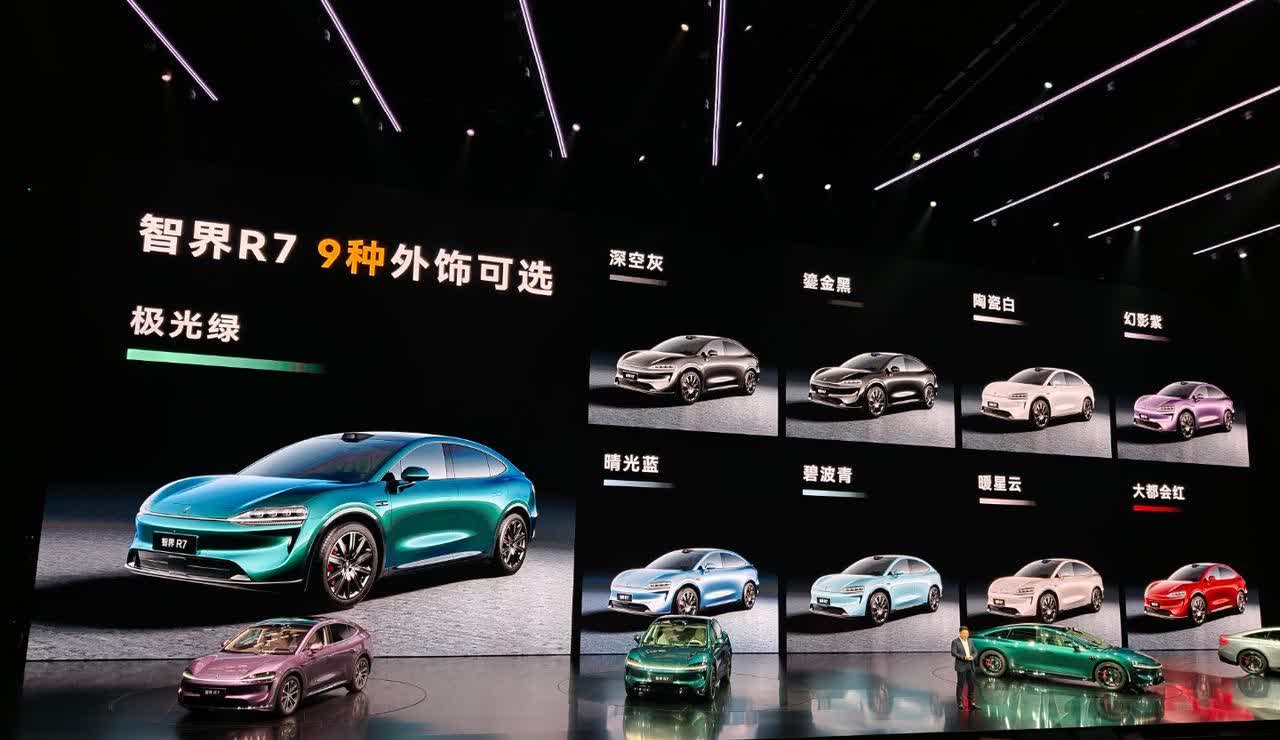 智界新R7这次升级华为ADS4，带来了新的外观和内饰升级，所以在定位上完全对标了