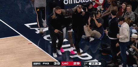 命运呐！杰伦格林右侧大腿拉伤...通常的大腿拉伤，球员会自己扶着受伤部位，慢