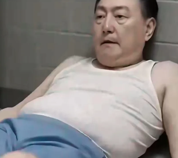韩国前总统尹锡悦，彻底沦为笑柄！在看守所脱衣躺倒、撒泼打滚，连最后一丝体面都不要