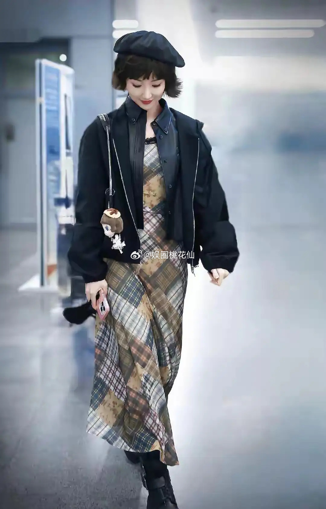 毛晓彤机场短发+贝雷帽萌翻全网，甜美又俏皮酷酷的很吸睛！！！！！！！！