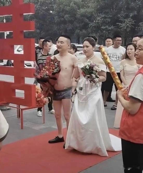 这婚礼真是头一次见！新郎这是没睡醒做美梦呢吗？