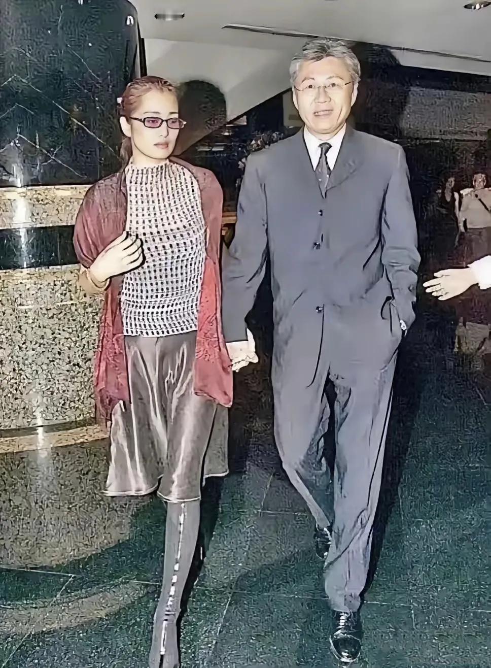 这是1994年，巩俐与首任丈夫新加坡烟草大王黄和祥的合影照。​照片中两人手牵