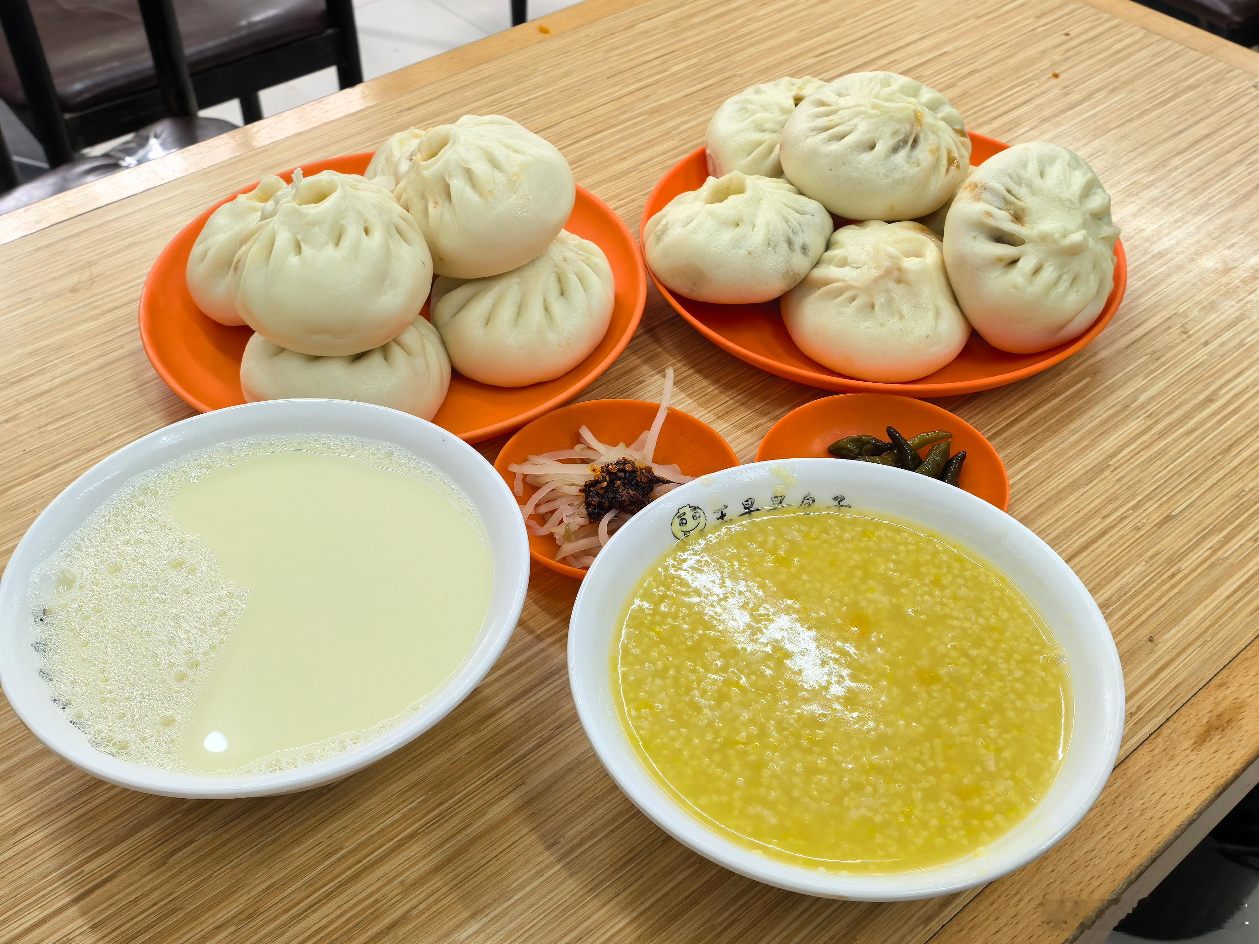 到保定老家了，吃上了老家大包子早班，我最爱吃藿香鸡蛋了，你们呢？[滑稽笑]​