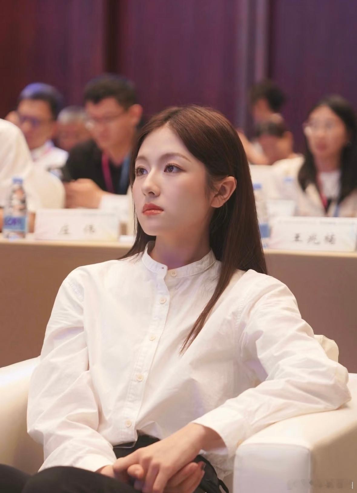 《秘果》时期就觉得李兰迪很有灵气，《朝雪录》里她真的美到我想按头安利李兰迪瘦了好