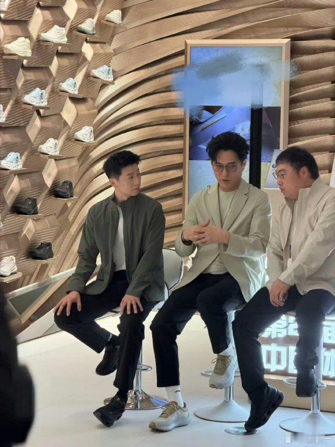 整个上海都在偶遇靳东马龙上海街头偶遇靳东与马龙，演员和乒乓冠军跨界碰面。路人拍下