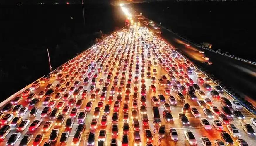 “大聪明”提前返程，结果高速上全是聪明人。从10月4日起，众多网友开始晒返程