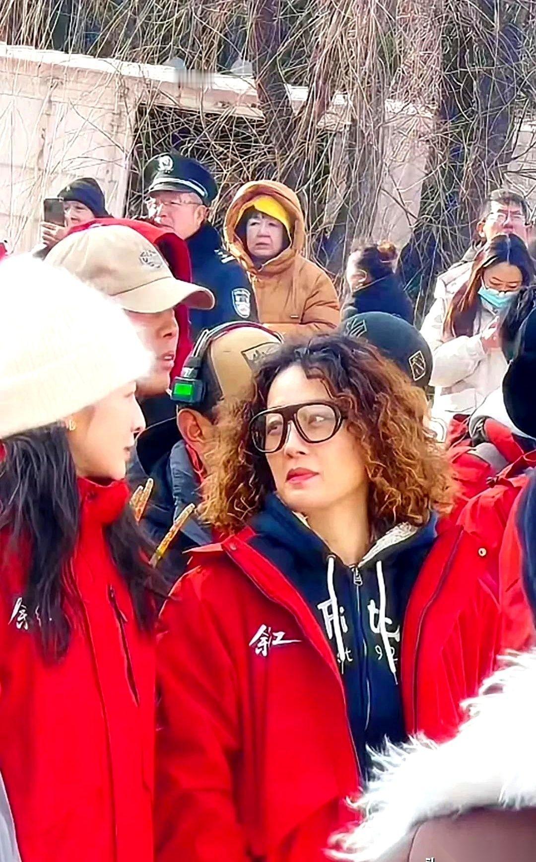 刷到这张照片，我愣了三秒。这顶着一头“显黑”小黄毛、穿着大红汗衫的，是马伊琍？