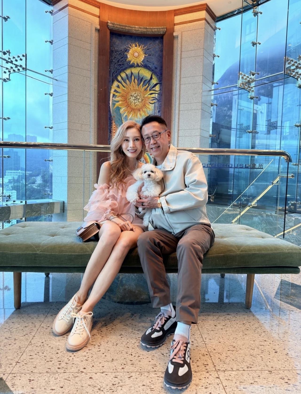 6月20日，李嘉欣晒与老公许晋亨合影，并配文：“happybirthdayt